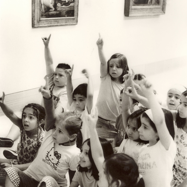 Niños en las salas del Museo