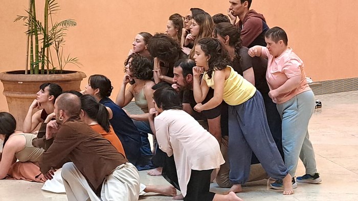 Grupo de danza en el museo