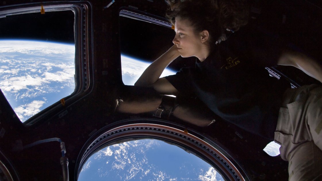 La astronauta Tracy Caldwell Dyson experimentando el efecto perspectiva desde Estación Espacial Internacional