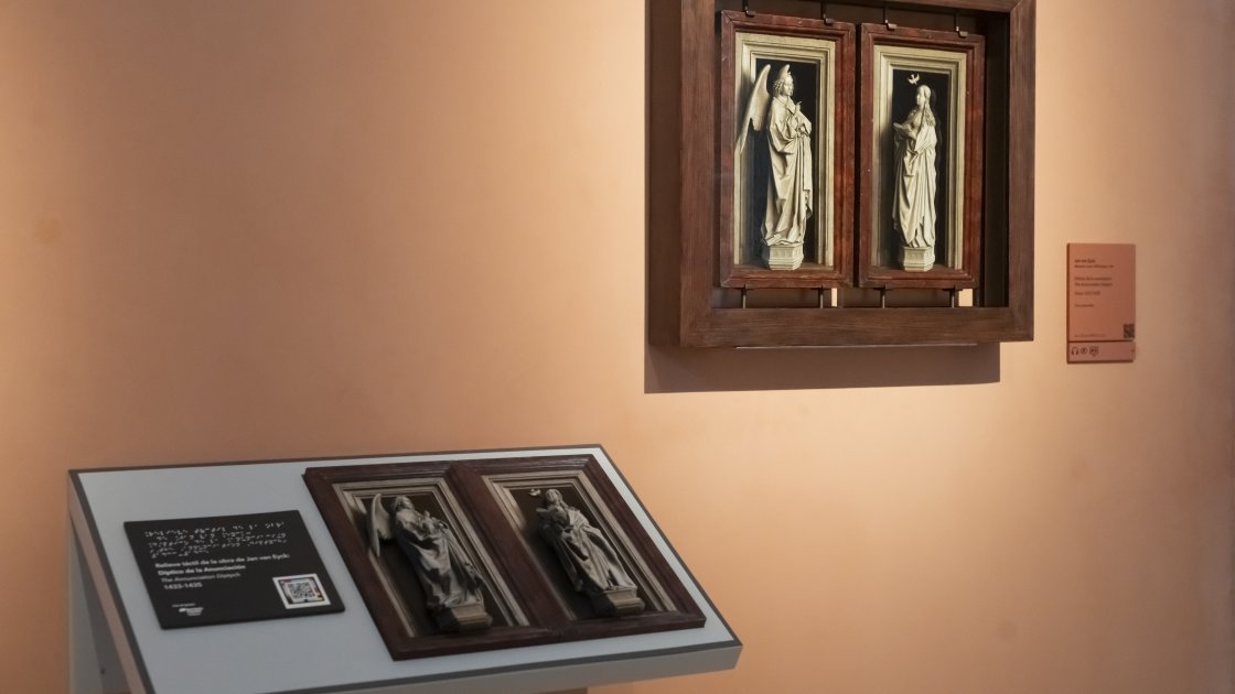 Relieve para la exploración táctil basado en la obra 'Díptico de la Anunciación' de Jan van Eyck