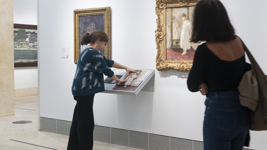 Relieve para la exploración táctil en una sala del museo