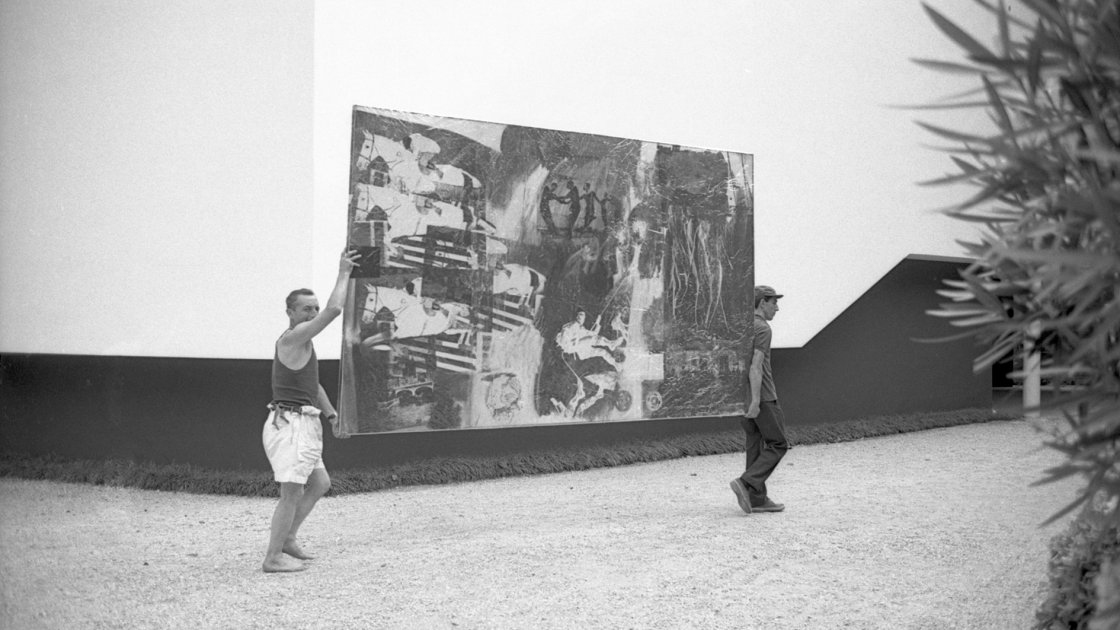 Ugo Mulas. Transporte de las obras de Robert Rauschenberg, XXXII Exposición Internacional Bienal de Arte, Venecia, 1964