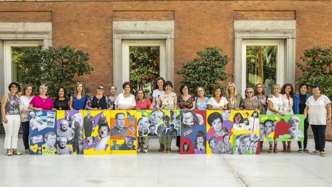 Participante tras el desarrollo de un taller en el museo Participante tras el desarrollo de un taller en el museo