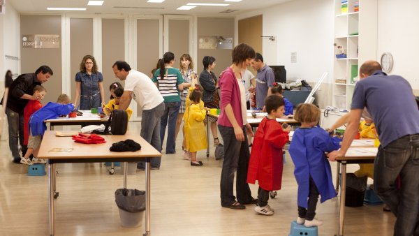 Familias desarrollando una obra plástica