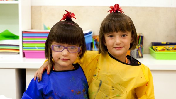 Dos de las participantes durante la actividad 'Inspector Thyssen'