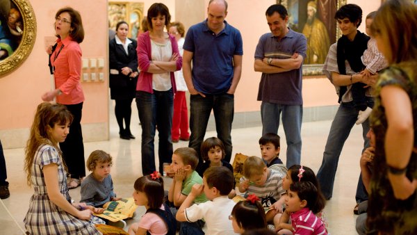 Familias durante el diálogo ante una obra del Museo