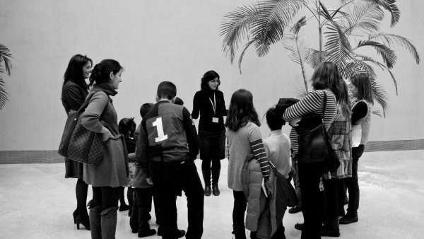 Familias durante el inicio de la actividad en '(El título es mío)'