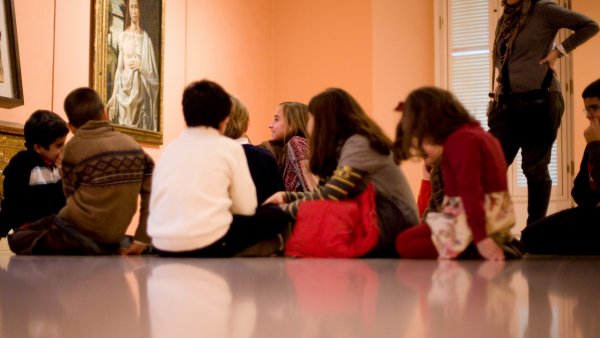 Familia durante la visita a las salas del Museo