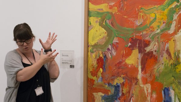 Educadora durante el diálogo ante una de las obras del Museo Thyssen-Bornemisza