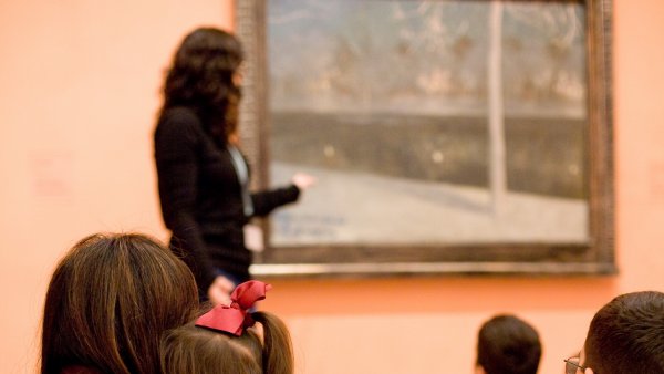 Familia durante la visita a las salas del Museo