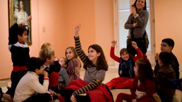 Familia durante una visita a las salas del Museo