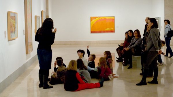 Familia durante una visita a las salas del Museo