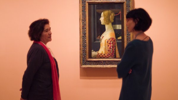 Mujeres dialogando en el Museo