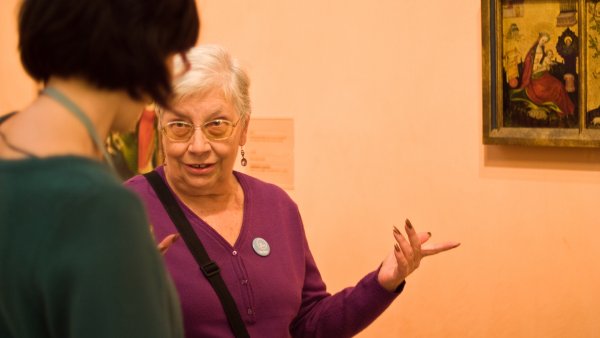 Mujeres conversando en las salas del Museo