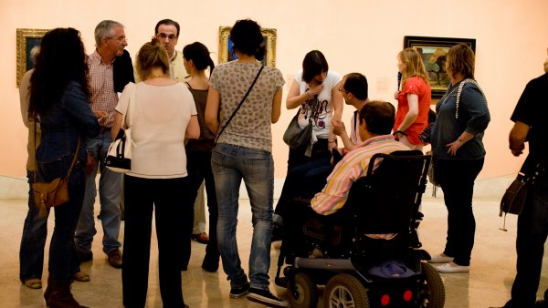 Grupo accediendo a una de las salas del Museo