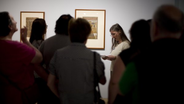 Grupo ante una obra del Museo