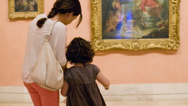 Familia visitando el Museo