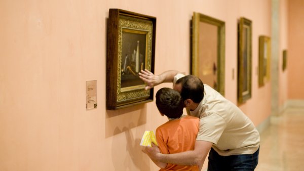 Visitantes observando una obra del Museo