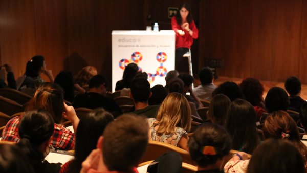 Silvia Alderoqui durante su confeencia en el encuentro Educa+ Escuelas