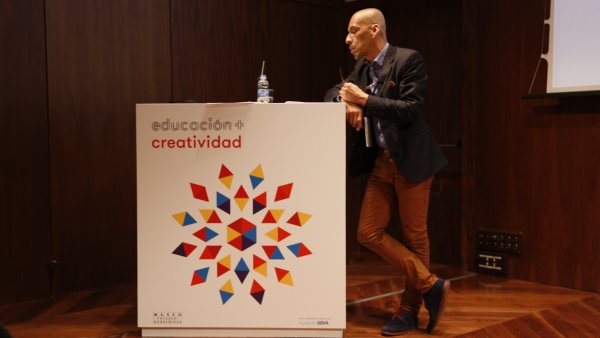 Daniel Castro durante su conferencia en el Educa+ Creatividad