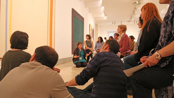 Profesores en salas del Museo