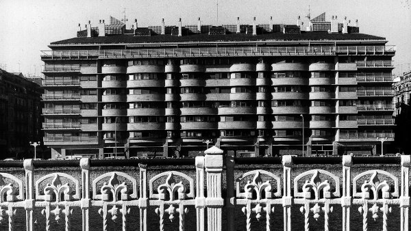Rafael Moneo. Una reflexión teórica desde la profesión. Materiales de archivo (1961-2016)