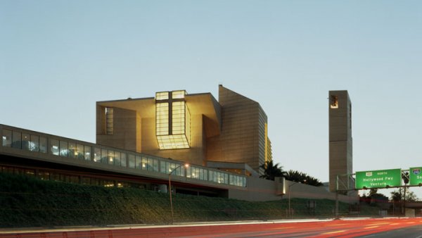 Rafael Moneo. Una reflexión teórica desde la profesión. Materiales de archivo (1961-2016)