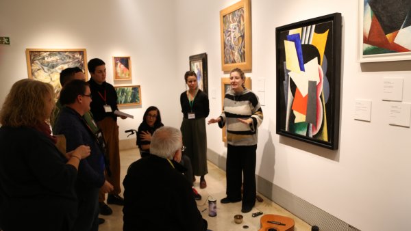 El grupo experimenta con instrumentos junto a la obra de popova