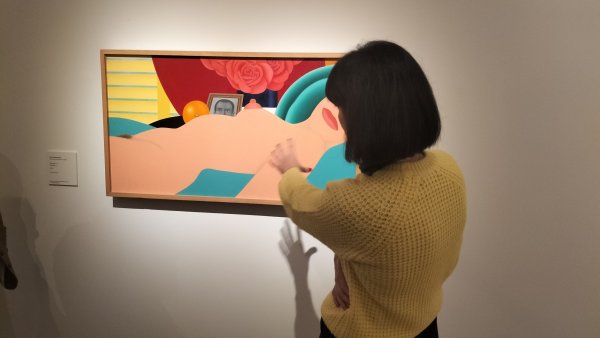 La artista Helena Toraño durante una visita