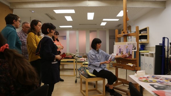 La artista Helena Toraño durante un taller