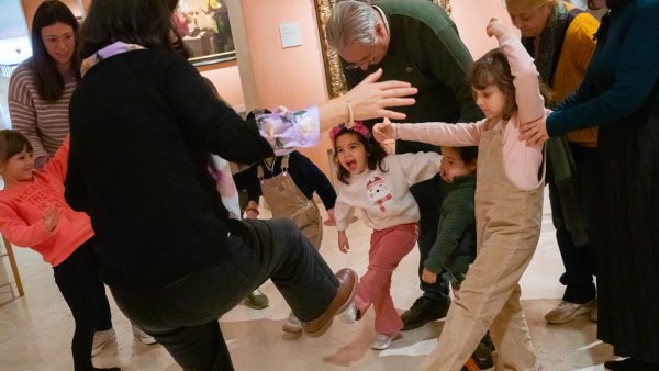 Actividad en familia por las salas del museo