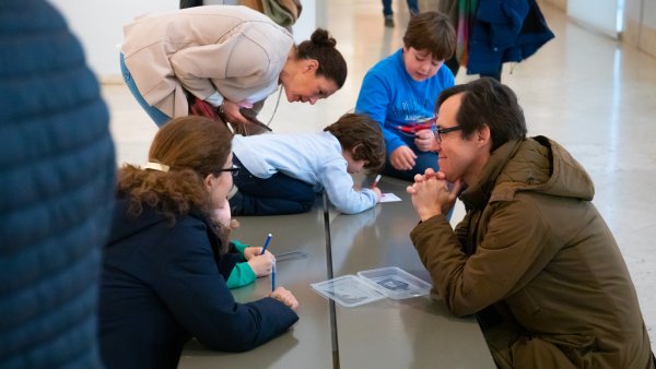 Actividad en familia por las salas del museo