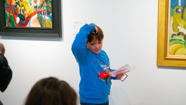 Actividad en familia por las salas del museo