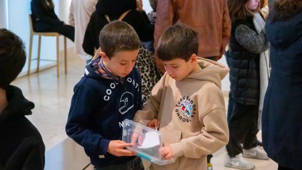 Actividad en familia por las salas del museo