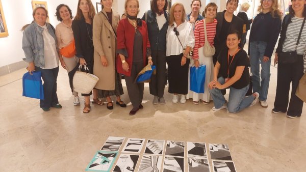 Grupo visitando las salas del museo