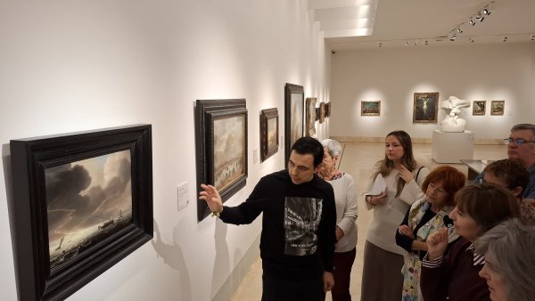 Grupo visitando las salas del museo