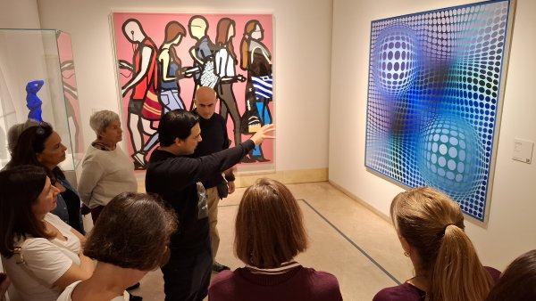 Grupo visitando las salas del museo