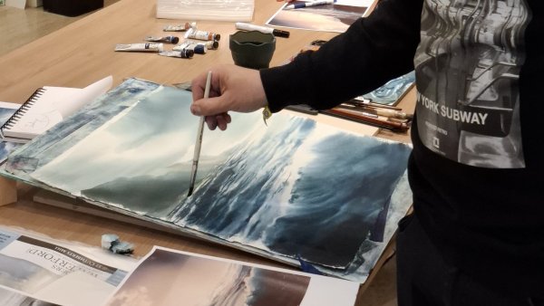 Grupo conociendo la técnica de pintura al óleo