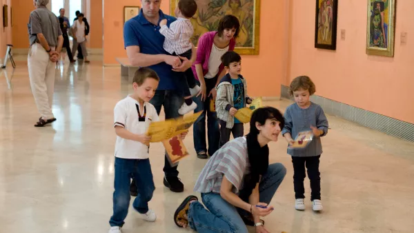 Visitantes durante el desarrollo de la actividad en salas