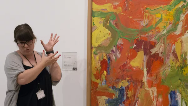 Educadora durante el diálogo ante una de las obras del Museo Thyssen-Bornemisza