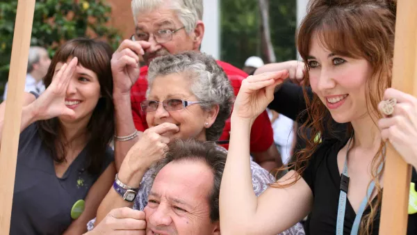 Grupo durante una dinámica en el jardín del Museo