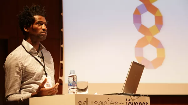 Mark Miller durante el encuentro Educa+ jóvenes
