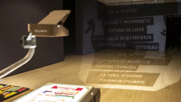 Proyección de poemas en el museo