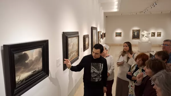 Grupo visitando las salas del museo