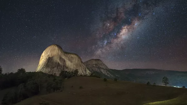 1_Pedra_Azul_Milky_Way