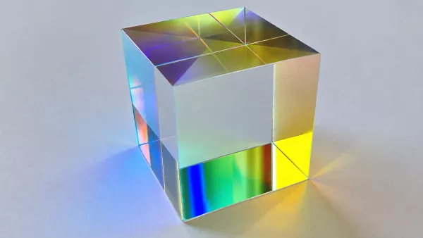 Prisma cromático para la experimentación con la luz y el color. Fotografía: Área de Educación, Museo Nacional Thyssen-Bornemisza.
