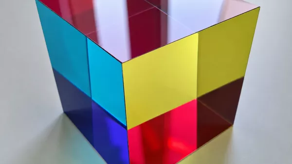 Prisma óptico que muestra fenómenos de refracción y descomposición cromática de la luz. Fotografía: Área de Educación, Museo Nacional Thyssen-Bornemisza.