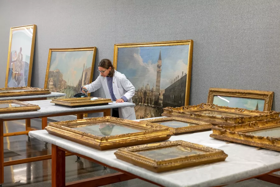 Profesionales de restauración del museo desarrollando su labor