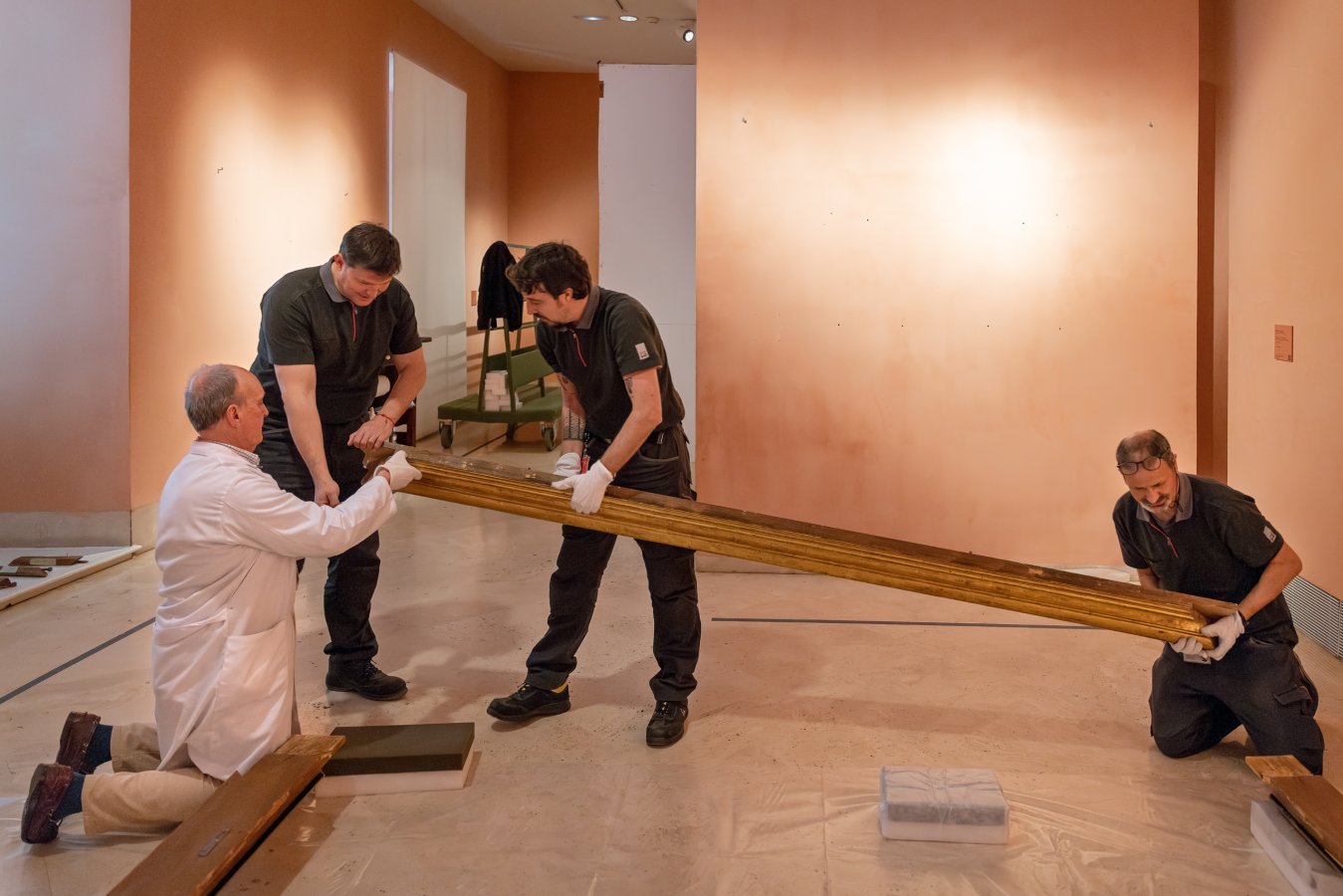 Profesionales de las áreas de registro y restauración del museo desarrollando su labor