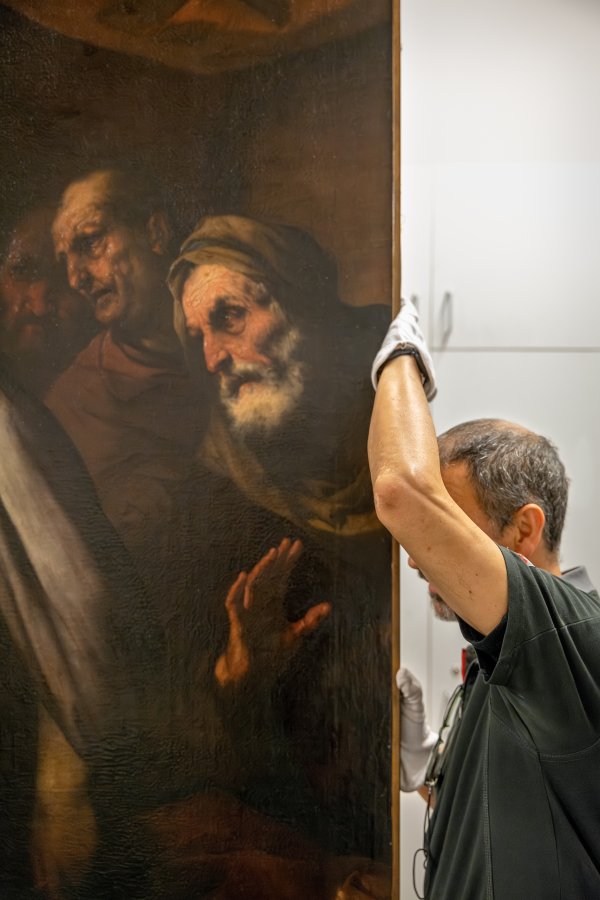 Profesional del área de registro del museo desarrollando su labor